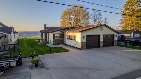 1020 Iroquois Avenue, Prudenville, MI 48651