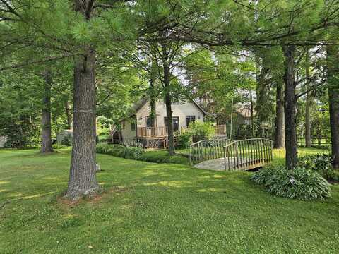 W8547 Cloverleaf Lake Rd, Clintonville, WI 54929