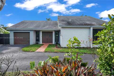8380 NW 7th Street, Pembroke Pines, FL 33024