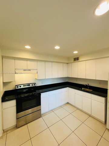 724 NE 4th St, Hallandale Beach, FL 33009