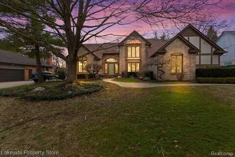 2440 KINGSCROSS Drive, Shelby, MI 48316