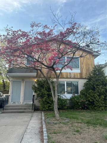 11 Mohegan Avenue, Port Washington, NY 11050