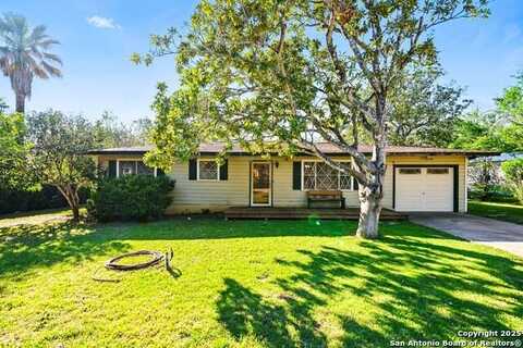 1508 E St., Floresville, TX 78114