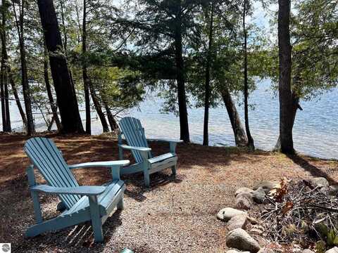 9059 Clam Lake Road, Bellaire, MI 49615