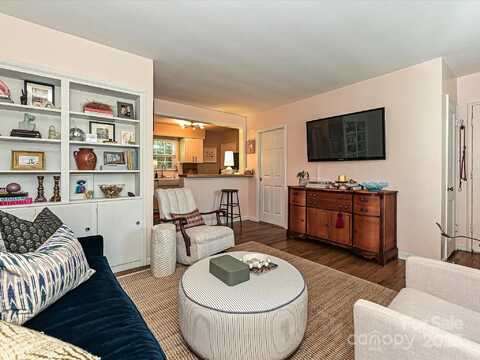 557 Wakefield Drive, Charlotte, NC 28209