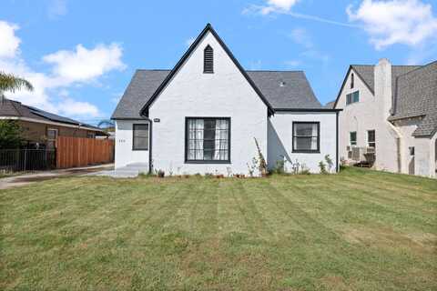 250 Woodrow Avenue S, Fresno, CA 93702