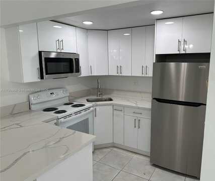 4715 NW 7th St, Miami, FL 33126