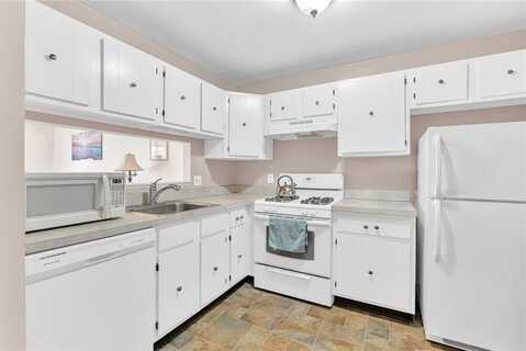 756 Quaker Lane, Warwick, RI 02886