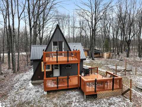 9341 W M-115, Mesick, MI 49668