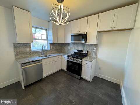 1021 BROADWAY, FOUNTAIN HILL, PA 18015