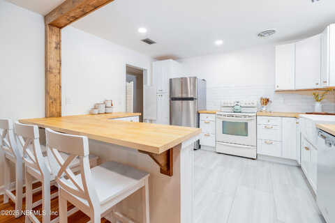 Emerald Isle W Circle, Jacksonville, FL 32216