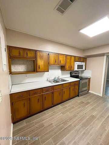 Macarthur S Court, Jacksonville, FL 32216