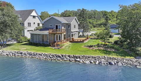 W3964 S Shore Dr, Lake Geneva, WI 53147