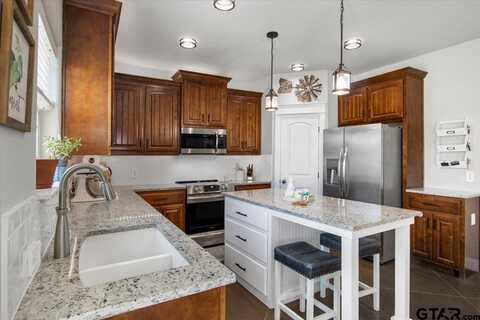700 White Bear Trl, Lindale, TX 75771