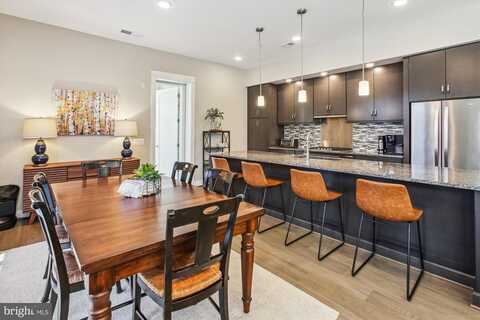 2 STATIONMASTER ST SE #301, LEESBURG, VA 20175