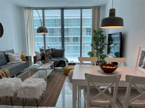1111 SW 1st Ave, Miami, FL 33130