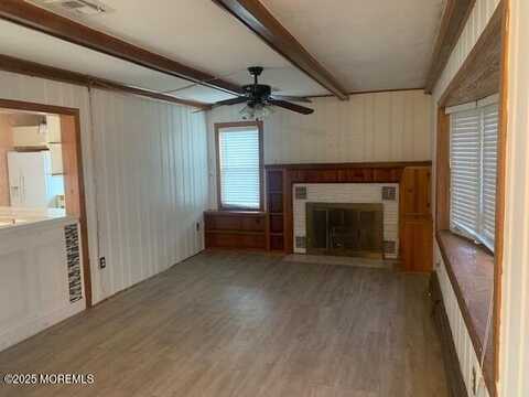 225 Admiral Avenue, Beachwood, NJ 08722