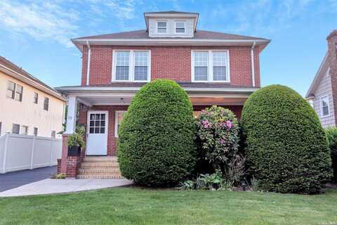 16 Nassau Avenue, Glen Cove, NY 11542