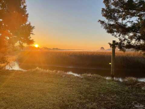 7524 Petersen Pt Rd, Milton, FL 32583