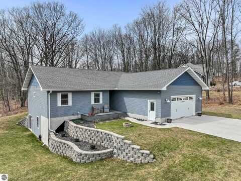 305 BRAMBLEWOOD DRIVE, CADILLAC, MI 49601