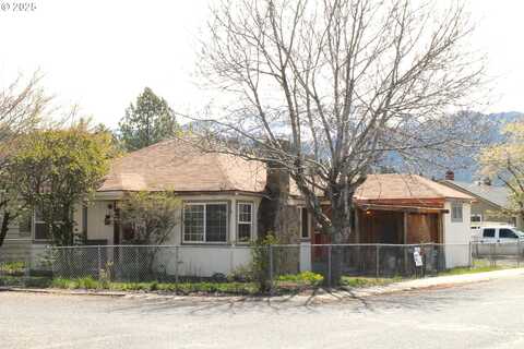 228 NW 2ND AVE, John Day, OR 97845