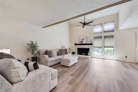 707 Oakwood Trail, Fort Worth, TX 76112
