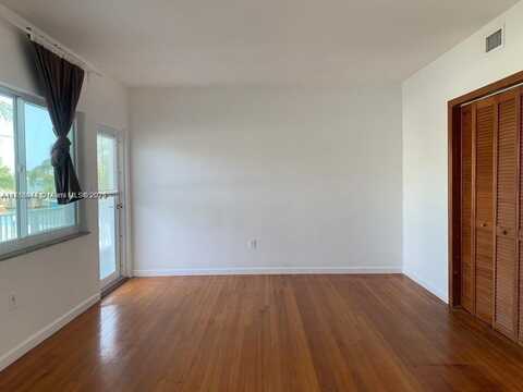7207 Bay Dr, Miami Beach, FL 33141