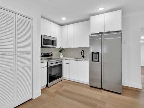470 NE 165th St, Miami, FL 33162