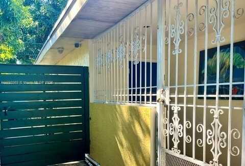 700 NE 164th St, Miami, FL 33162