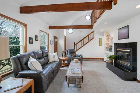 19 S Vine Lane, West Tisbury, MA 02575