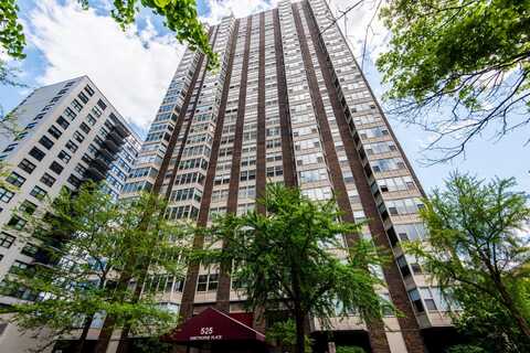 525 W HAWTHORNE Place, Chicago, IL 60657