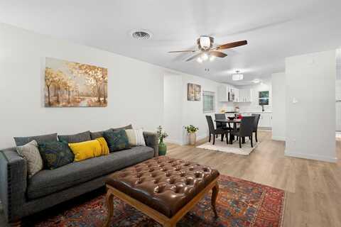 811 N Cooper Street, Arlington, TX 76011