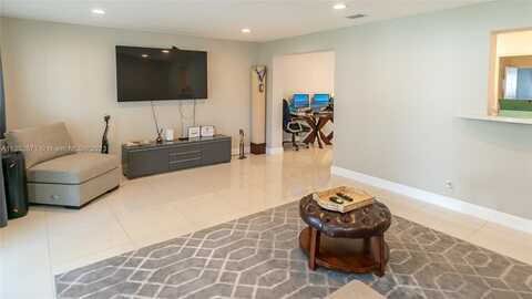 7Th, HALLANDALE BEACH, FL 33009