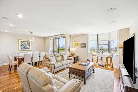 Bering, HOUSTON, TX 77057