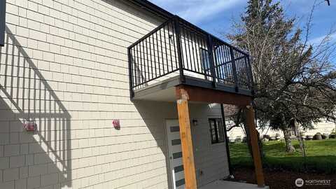 Se Barrington Dr #F2, Oak Harbor, WA 98277