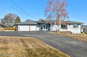 8711- 8713 Tieton Dr, Yakima, WA 98908