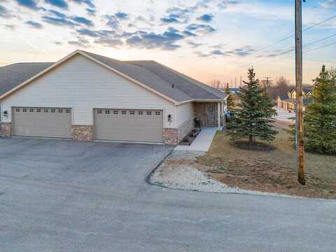 Royal Crest Circle, Green Bay, WI 54311