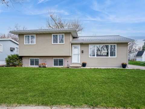 1062 Rainbow Boulevard, Hiawatha, IA 52233
