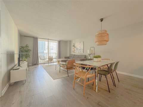 1200 Brickell Bay Dr, Miami, FL 33131