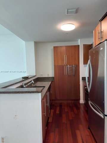 300 S Biscayne Blvd, Miami, FL 33131