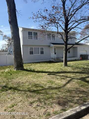 7 Berger Avenue, Oakhurst, NJ 07755