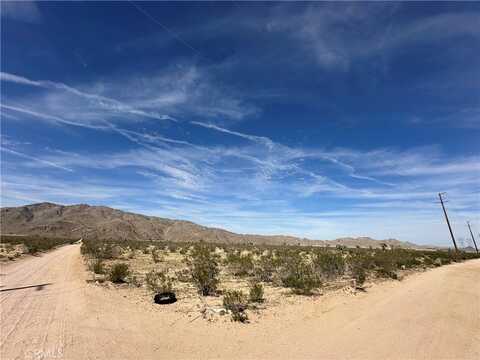 14 Canyon View Road, Apple Valley, CA 92308