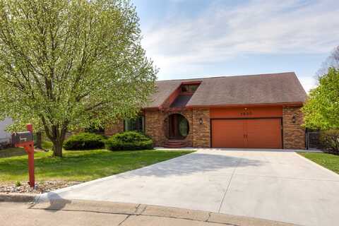 2800 Claiborne Circle, Urbandale, IA 50322