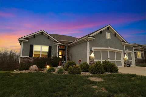 17608 Greyhawke Ridge Drive, Smithville, MO 64089