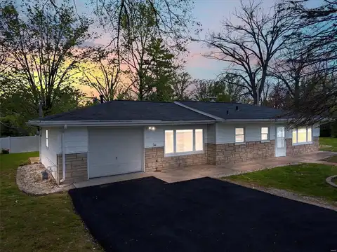 4215 Leonard Drive Drive, Saint Louis, MO 63128