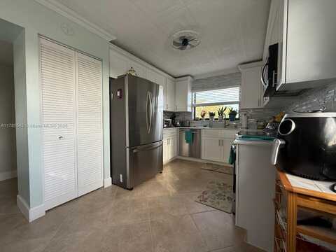 10207 Sunrise Lakes Blvd, Sunrise, FL 33322