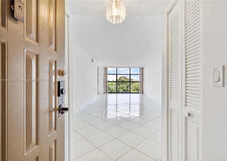 600 Parkview Dr, Hallandale Beach, FL 33009