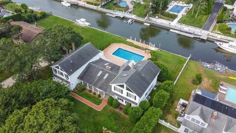 20 Oak Lane, Hampton Bays, NY 11946