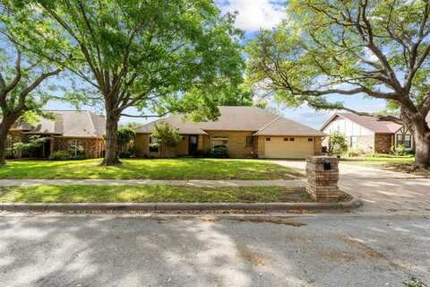 10161 Stoneleigh Drive, Benbrook, TX 76126