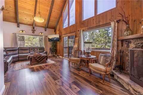 817 Grass Valley Road, Lake Arrowhead, CA 92352